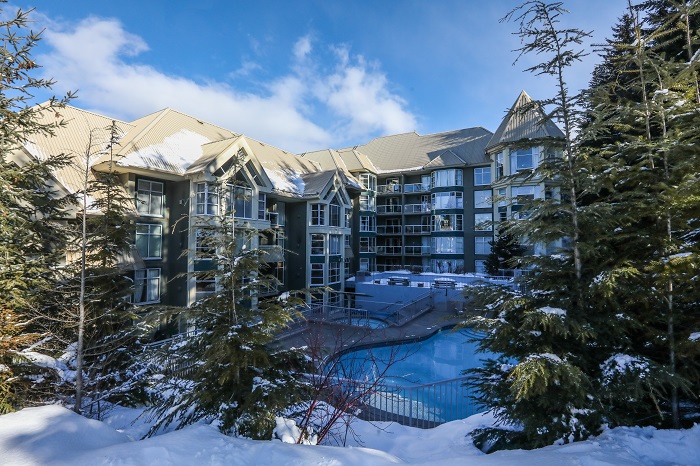 Woodrun Lodge outdoor pool and hot tub - Whistler in Winter